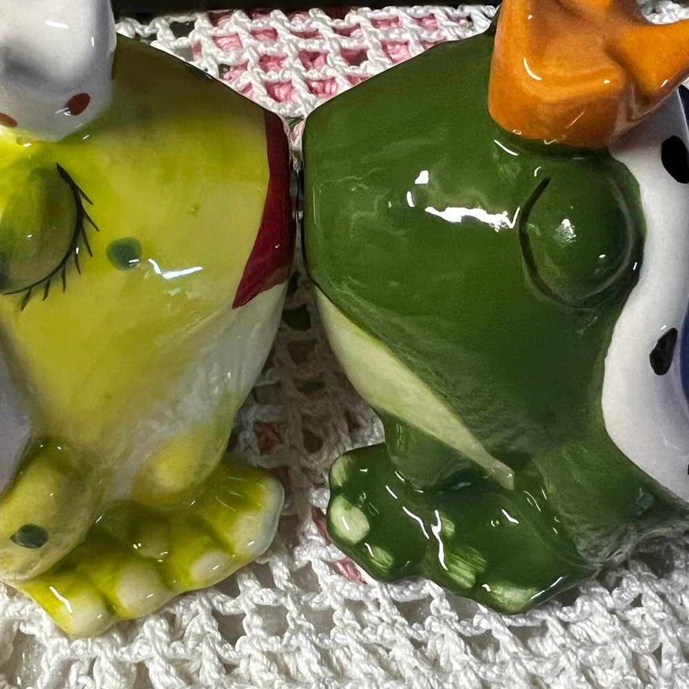 Frog Salt & Pepper Shakers Magnetized Kissing Frogs Ceramic - Picture 7 of 14